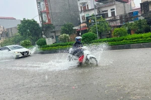 Mưa lớn tại Hưng Yên gây ngập nặng nhiều tuyến phố