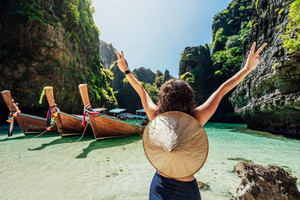 Trong khi du lịch Thái Lan hụt hơi, Việt Nam tăng trưởng hơn 20% sắp lập kỷ lục doanh thu 1 triệu tỷ