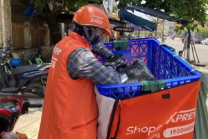 Mỗi shipper giao tới 300 đơn/ngày: Người Việt chi hơn 200.000 tỷ đồng mua hàng online