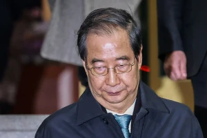 Điều tra viên khám nhà cựu Thủ tướng Hàn Quốc Han Duck-soo