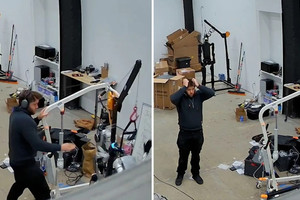 Robot hình người ‘nổi loạn’ làm sập cả giá treo, gây náo loạn phòng thử nghiệm