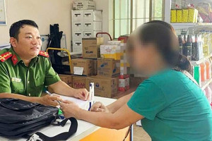 Chị N. đến bưu điện chuyển 60 triệu để nhận quà từ 'Việt kiều Mỹ', ít phút sau công an ập tới