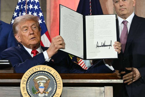 Bỏ kiểm duyệt, dồn tổng lực, siết Trung Quốc: Ông Trump ký loạt sắc lệnh quyết đưa Mỹ dẫn đầu thế giới về AI