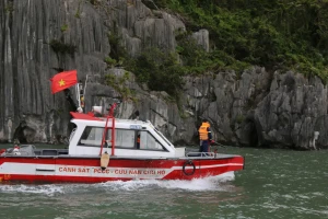 Xác minh một thi thể nam giới trôi trên vịnh Hạ Long