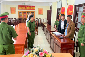 Khám xét nơi ở, bắt tạm giam Giám đốc Nguyễn Khắc Hùng