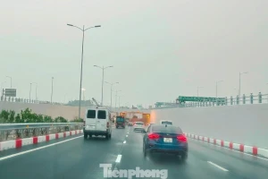 Hình ảnh xe qua nút giao ngầm trên cao tốc Cầu Giẽ - Ninh Bình vừa vận hành