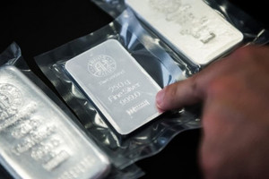 Sau 7 năm liên tiếp thâm hụt nguồn cung, kim loại này đang có mức tăng giá gấp đôi vàng