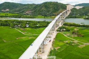 Cận cảnh cây cầu dài nhất cao tốc Bắc - Nam phía đông vừa hợp long
