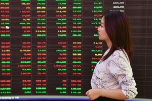 Chứng khoán lập đỉnh mới: Vì sao HNX-Index vẫn cách đỉnh gần 50%?