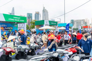 Người dân TP. HCM chen chân nhau xếp hàng 'đổi xe xăng lấy xe điện' tại VinFast Xanh Fest Icon