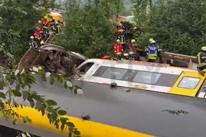 Toa tàu lao khỏi đường ray, tàu chở 100 hành khách bất ngờ trật bánh, ghi nhận nhiều thương vong
