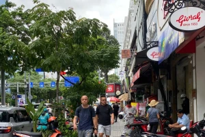 TPHCM: Tiểu thương mong tiếp tục được đóng phí sử dụng vỉa hè