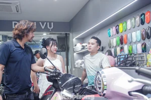 Người Hà Nội nườm nượp đi xem xe điện sau tin cấm xe xăng