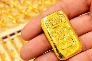 Giá vàng thế giới tiếp tục lao dốc
