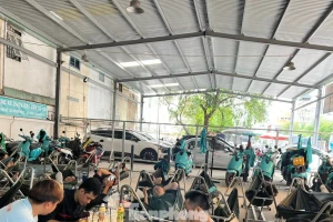 Nở rộ hàng quán kiêm trạm sạc xe điện ở TPHCM: Chỉ 15.000 đồng/lần sạc, ngủ võng mát lạnh