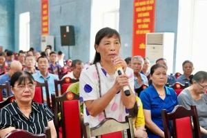 Hồ sơ xin cấp 'sổ đỏ' qua 3 đời chủ tịch phường chưa xong, chính quyền 2 cấp cam kết sẽ 'có' trong tháng 8