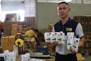 Đột kích đại bản doanh hàng giả: Thuê công nhân đóng hàng 300.000 đồng/ngày, sản xuất hơn 600.000 sản phẩm nhái Head & Shoulders, Durex, Samsung