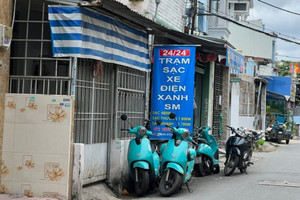 Đua nhau mở quán cà phê kèm dịch vụ sạc xe điện: Nguy cơ bị phạt nặng nếu làm trái quy định
