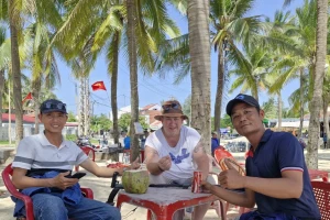Khách Tây rơi nhẫn trên biển Đà Nẵng, một ngày sau tìm thấy dưới cát sâu nửa mét