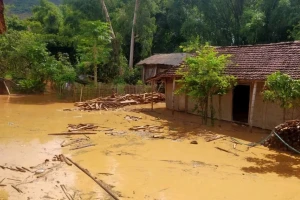 Lũ lớn đổ về sông Mã, di dời khẩn cấp hàng trăm hộ dân ở Sơn La