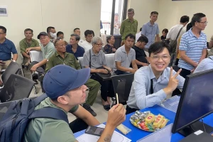 Người dân Hà Nội bất ngờ khi được mời cafe, bánh ngọt khi làm thủ tục hành chính
