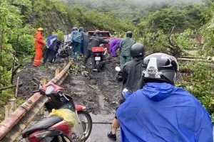 Điện Biên: Sạt lở đèo trên Quốc lộ 12, giao thông chia cắt
