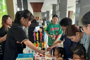 'Chất lừ' quà lưu niệm từ vỏ chai tái chế