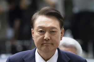 Cựu Tổng thống Hàn Quốc Yoon Suk Yeol nằm ra sàn phòng giam, không tuân thủ lệnh triệu tập thẩm vấn