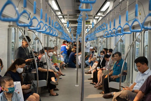 Từ hôm nay, hành khách được mang xe đạp gấp lên tàu metro tuyến Bến Thành - Suối Tiên