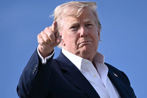 Ông Trump bất ngờ áp thuế mới trước giờ G: Chốt mức trần thuế đối ứng, hàng trung chuyển bị áp 40%