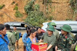 Phó Thủ tướng Trần Hồng Hà thăm hỏi người dân vùng lũ Điện Biên