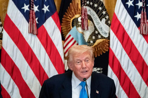 Fed rung chuyển: Một Thống đốc bất ngờ ra đi, ông Trump tiếp tục thúc ép Chủ tịch Powell từ chức