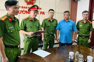 Khám xét nơi ở, khởi tố một nguyên Chủ tịch phường