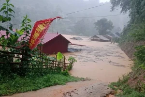 Thủ tướng: Huy động 'bốn tại chỗ' khắc phục hậu quả mưa lũ, sạt lở đất