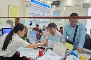 Hà Nội: Hồ sơ chờ nhiều, phó chủ tịch phường ‘ký không xuể’