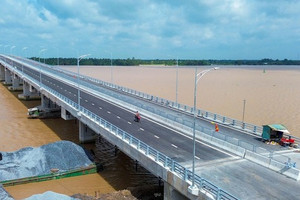 Vừa thông xe 3 ngày, cây cầu vượt sông Hậu nối thông ĐBSCL với TP. HCM bất ngờ tạm dừng lưu thông
