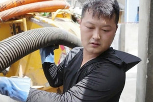 Tốt nghiệp đại học, chàng trai sinh năm 1997 lại rẽ ngang, theo nghề bị nói ‘bốc mùi’: Kiếm hàng chục triệu/tháng, ‘tậu’ luôn Mercedes để đi chơi