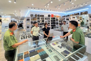 Hà Nội: Phát hiện hàng nghìn sản phẩm giả thương hiệu lớn với giá trị hơn 5 tỷ đồng tại khu đô thị Mỹ Đình