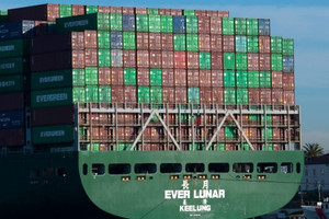 Biển động dữ dội khiến con tàu khổng lồ chao nghiêng, 50 container hàng hóa đổ sập, một cảng biển tê liệt phải đóng cửa khẩn cấp