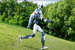Robot hình người giá chỉ 129 triệu đồng biết học và làm việc bất kỳ ai cũng có thể mua được: 'Cơn địa chấn' làm rung chuyển sân chơi của các ông lớn