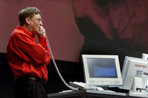Rời ghế sếp lớn, Bill Gates đi... trực tổng đài khiến cả mạng xã hội dậy sóng