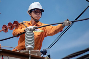 Nắng nóng đỉnh điểm điện Hà Nội tiếp tục lập kỷ lục cao nhất từ trước đến nay, nguy cơ hóa đơn điện tháng 8 khiến nhiều người phải 'choáng'
