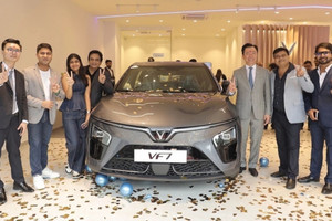 Chưa mở bán chính thức, người dân Ấn Độ vẫn đổ xô đến các showroom của VinFast, nôn nóng chờ đợi một thông tin quan trọng