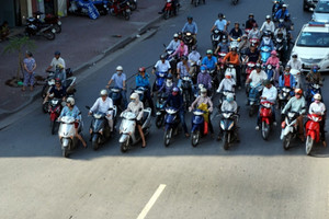 Dừng đèn đỏ trong bóng râm tránh nắng nóng, cẩn thận bị phạt tiền triệu như chơi