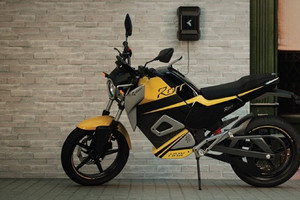 Thời tiết sáng nắng chiều mưa, làm sao để sử dụng xe điện an toàn?