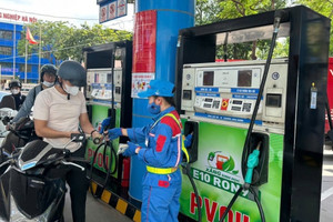 Từ 1/1/2026: Xăng E10 bán toàn thị trường, người dùng còn được mua xăng RON 95 theo quy định mới nhất không?