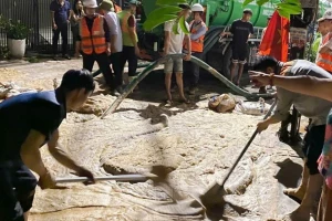Bùn lỏng lại phun trào trên phố tại dự án metro Hà Nội