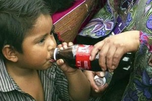 Một thị trấn ‘nghèo’ nghiện Coca-Cola đến mức trẻ sơ sinh uống Coca-Cola thay sữa mẹ, mỗi người uống 2 lít mỗi ngày