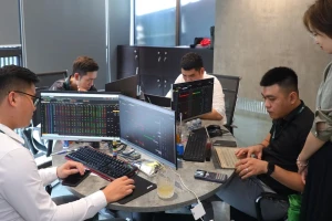 VN-Index xô đổ mọi kỷ lục