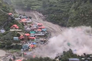Lũ quét kinh hoàng cuốn phăng thị trấn du lịch nổi tiếng, nhấn chìm nhà cửa, khiến hàng trăm người mất tích